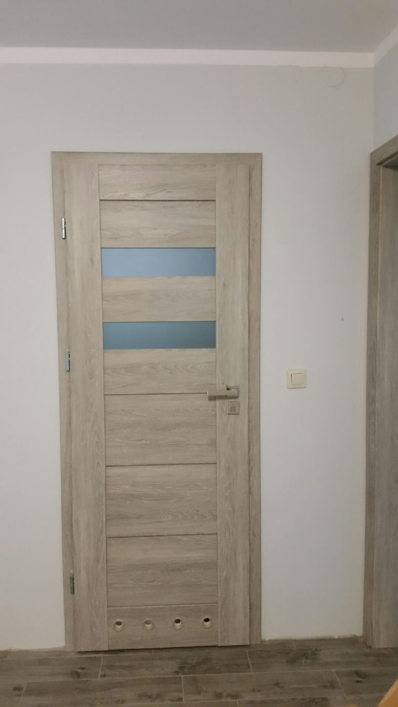 drzwi łazienkowe z ościeżnicą, wykonane z płyty MDF