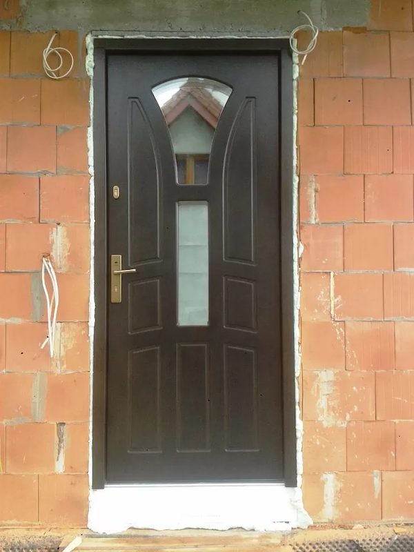 montaż drzwi wejściowych w nowym domu