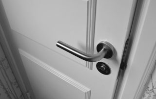 drzwi z metalową klamką
