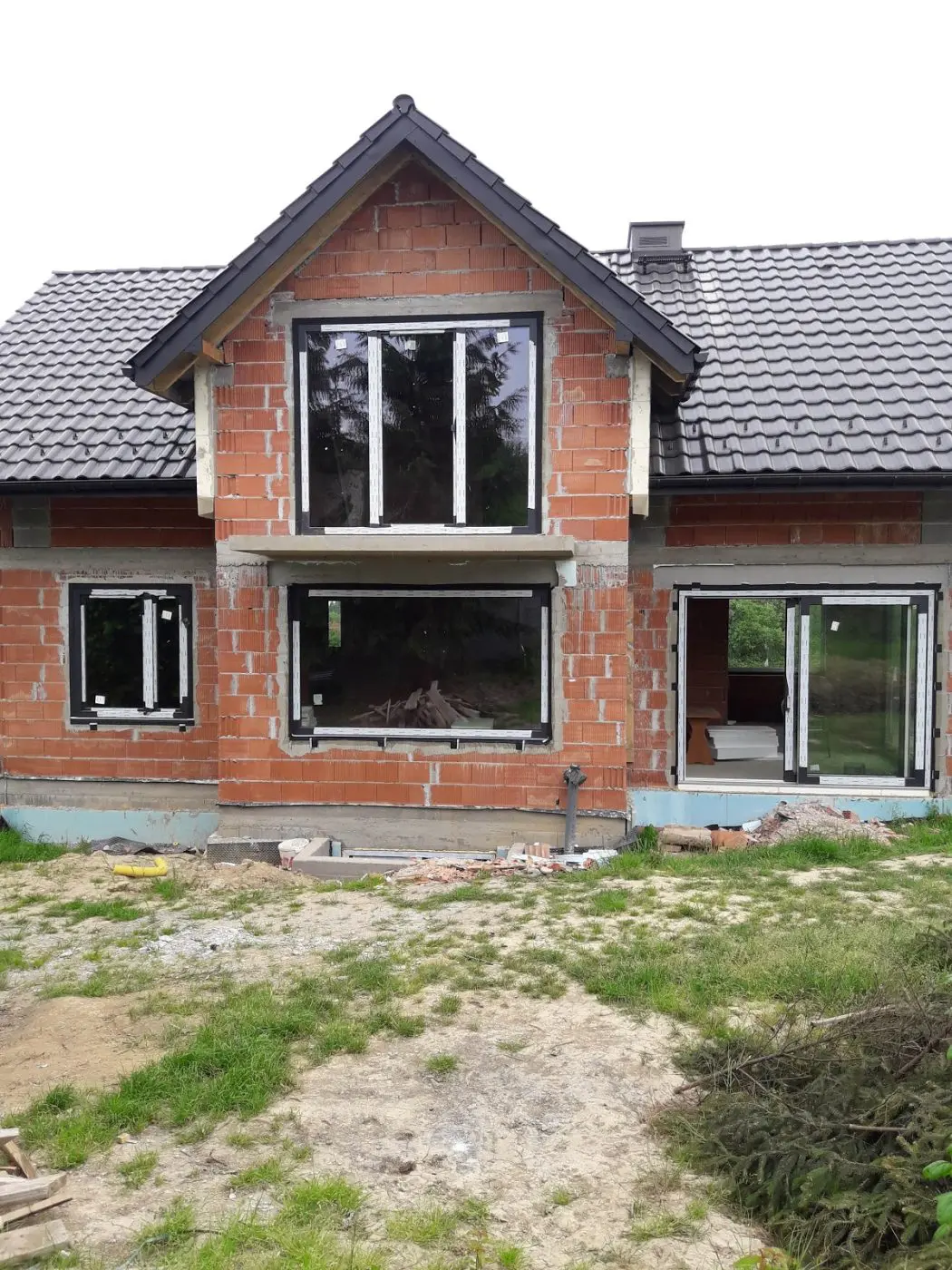 okno w domu jednorodzinnym